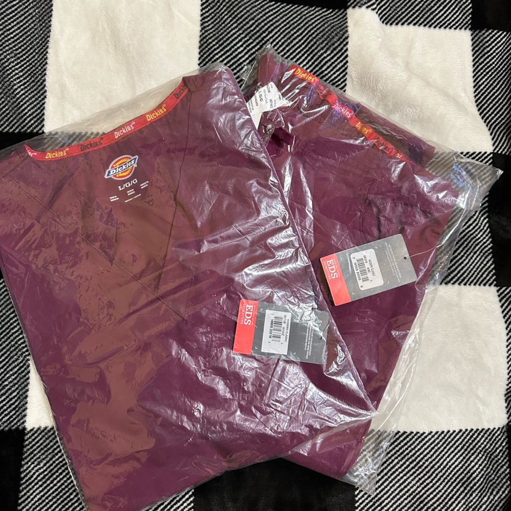 Size L, medium scrubs. Brand dickies.